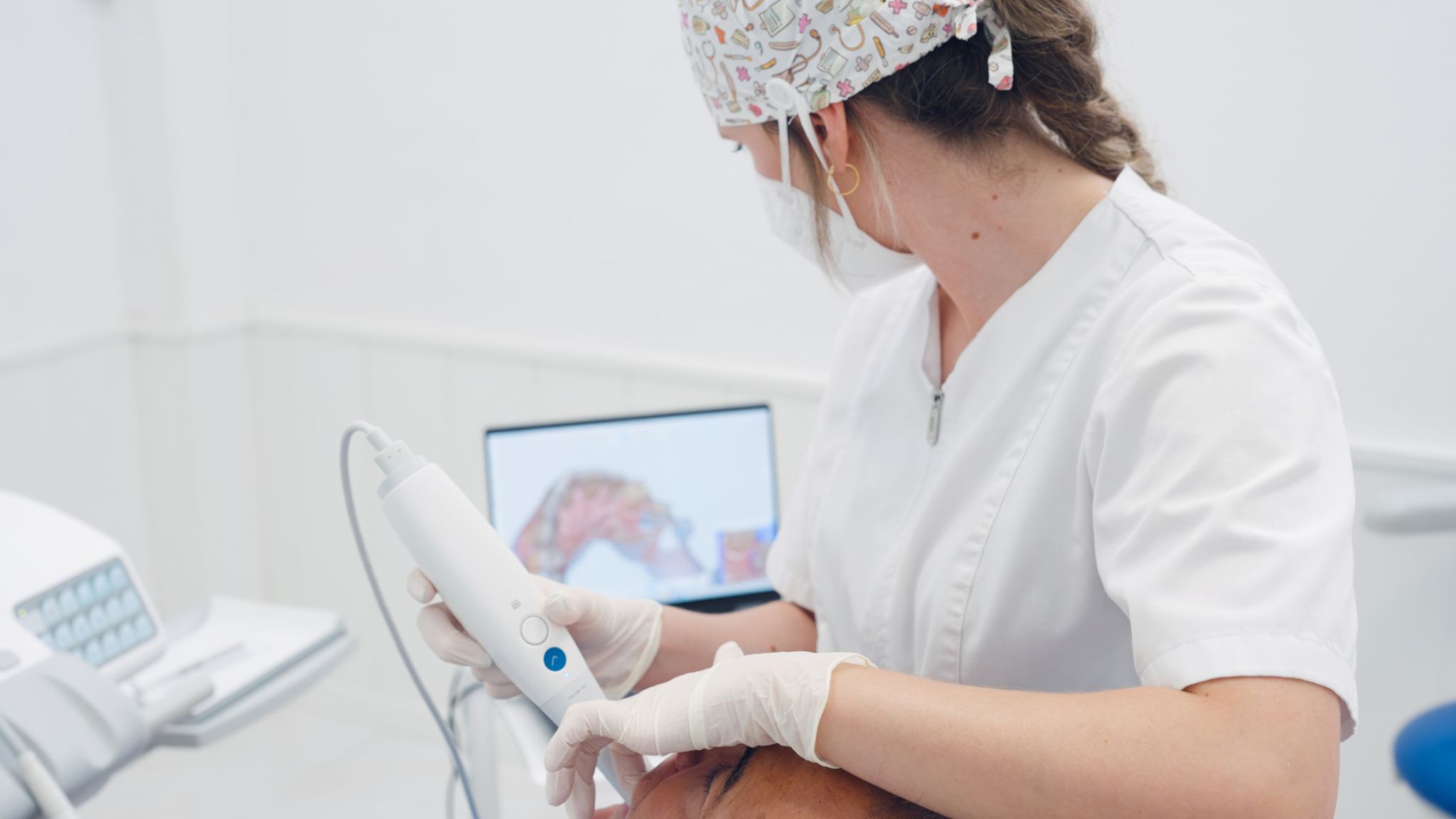 O que o Scanner Intraoral vê e seu espelho esconde - Dentista em Santos